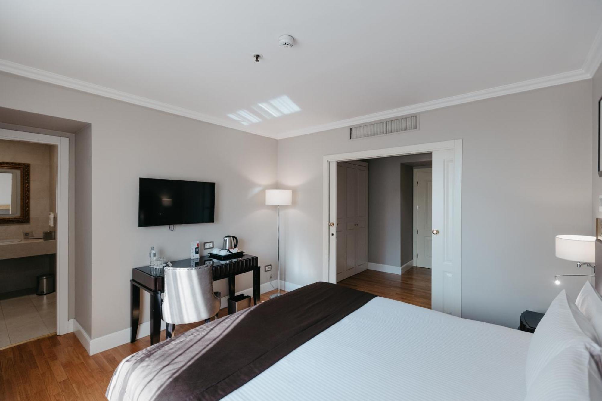 Grand Hotel Yerevan - Small Luxury Hotels Of The World Dış mekan fotoğraf